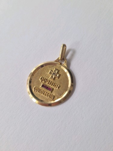 Pendentif hier que - +,