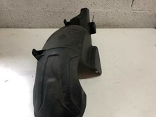 UN GARDE BOUE ARRIERE SCOOTER