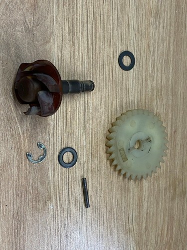 Une pompe eau mecanisme moto - pompe,