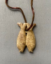 Poissons, pendentif en pierre