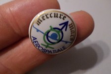 pin s en porcelaine LIMOGES broche badge  avion AEROSPATIALE MERCURE MARS J.M.