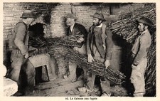 Old postcard 29 - Quimper (Finistère) - Manufacture de Earthenware. 10. La Cuisson aux Fagots