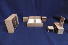 MOBILIER DE MAISON DE POUPÉE