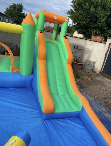 Château gonflable multicolore