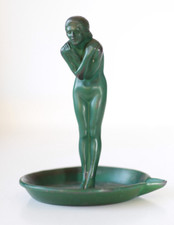 Baguier femme nue en régule à patine verte