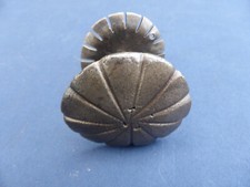 Bouton poignée ronde décor tranches rosace ouvragée fer forgé ancienne D. 6,2 cm