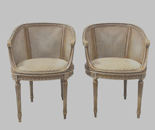 paire de cabriolet Louis XV en bois naturel patiné finement sculptée .XX siècle.