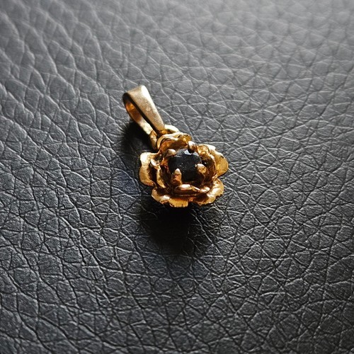 Petit pendentif rose dorée