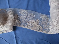 Large dentelle broderie sur tulle grise rosée ancienne 1920-1930 2 m x 7 cm