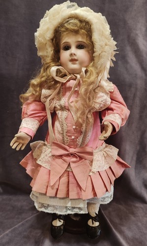 Jolie poupee ancienne - jolie,