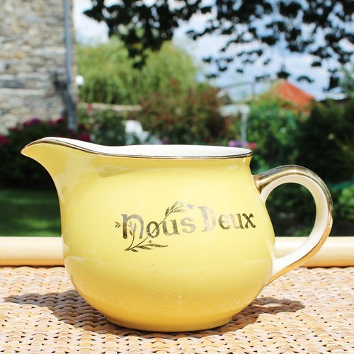 Pot lait jaune nous - à,