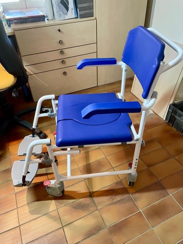 Chaise percée adulte