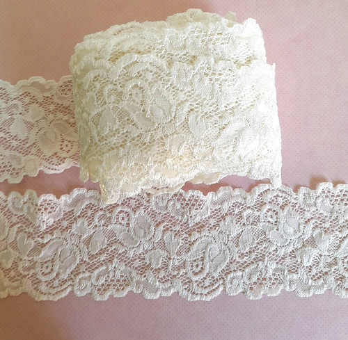 Dentelle ivoire légèrement