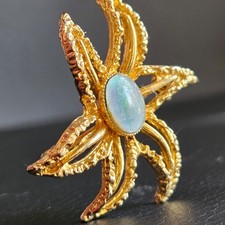 Broche étoile opale centrale