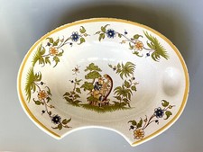 Plat à barbe décor au