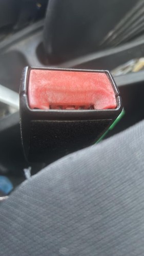Attache ceinture avant droit