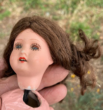 Petite poupée porcelaine