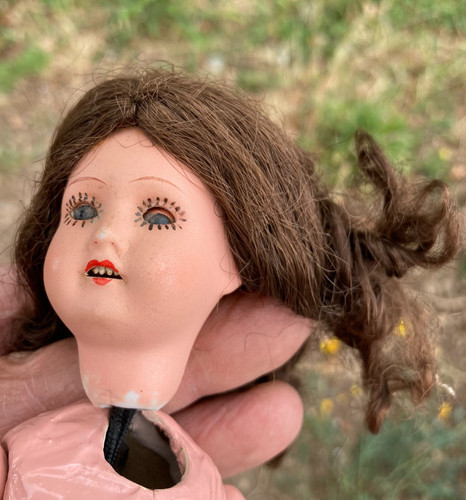 Petite poupée porcelaine
