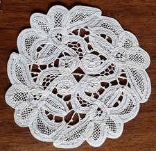 Early 20th century Venice lace placemat, diameter 18 cm