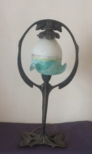 Très jolie lampe Art Nouveau en laiton patiné noir, tulipe en verre marmoréen