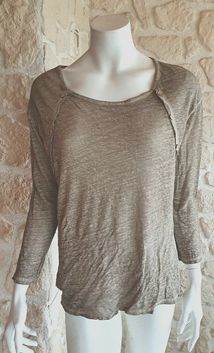 Haut beige avec petits - , boutons