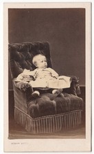 Bébé assis sur un fauteuil