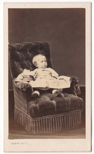 Bébé assis sur fauteuil - assis, un