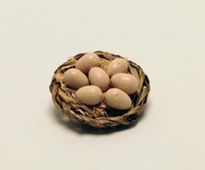 panier osier avec oeufs