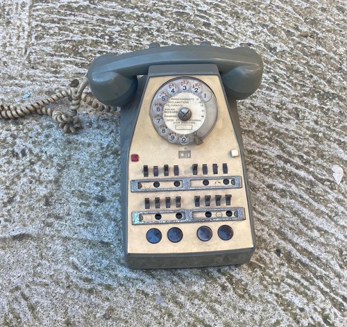 Ancien téléphone standard - ancien,