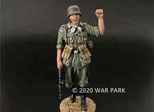 WAR PARK MINIATURES GROSS DEUTCHLAND RAISING HAND + MP40 - BATTLE OF KURSK KU060