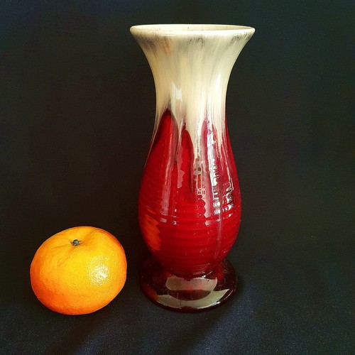 Charmant vase rouge bordeaux
