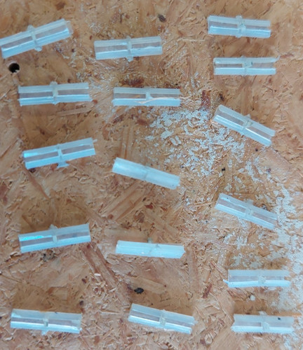 Clip isolateur maintien rail