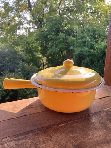 Casserole jaune émaillée