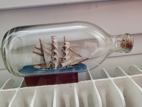 Voilier dans mini bouteille