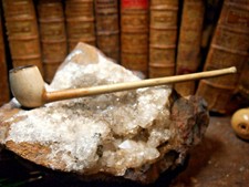  PIPE EN TERRE CUITE SCULPTEE