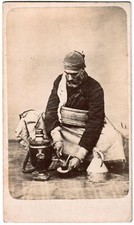 Cdv Un Homme préparant le