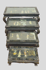 Table basse gigogne à décor de paysage chinois et personnages . XX siècle .