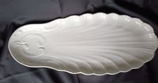 Grand plat à poisson en porcelaine de Limoges en forme de coquille L. 55,5 cm