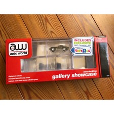 Vitrine de la galerie Toys R Us à prix réduit avec mini voiture