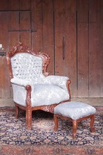GRAND FAUTEUIL AVEC TABOURET STYLE BAROQUE CHESTERFIELD BOIS MASSIF D'UN CHÂTEAU