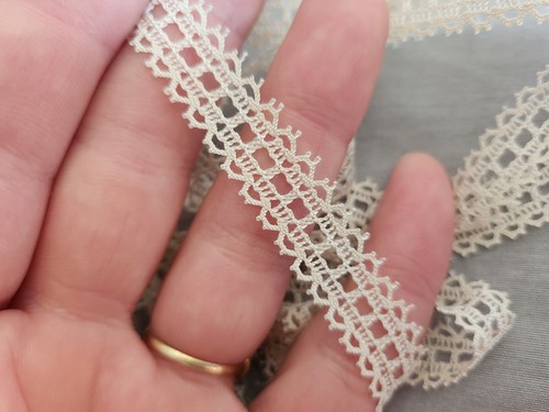 Dentelle vintage légèrement