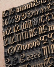 Police de Caractères à dorer