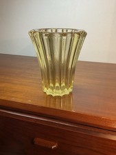 VASE EN VERRE MOULÉ JAUNE