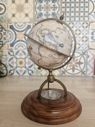 Globe terrestre sur - , pied