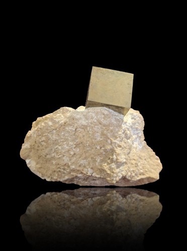 Pyrite sur matrice - matrice, –