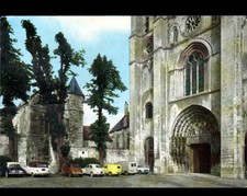 Senlis (60) Citroen 2CV, Peugeot 203, Renault Juva 4 at the CATHEDRAL in 1967