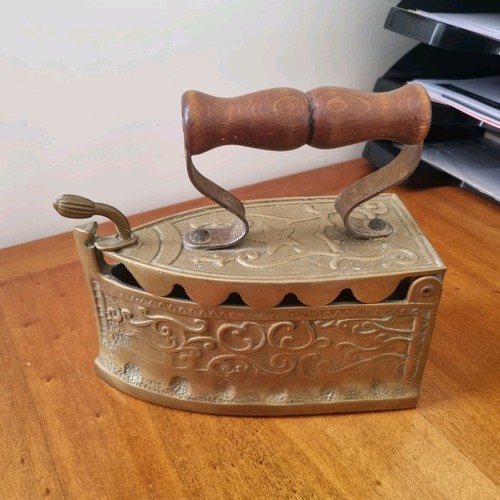 Fer repasser ancien en - fer,