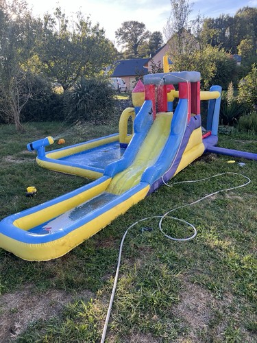 Jeu gonflable aquatique jardin
