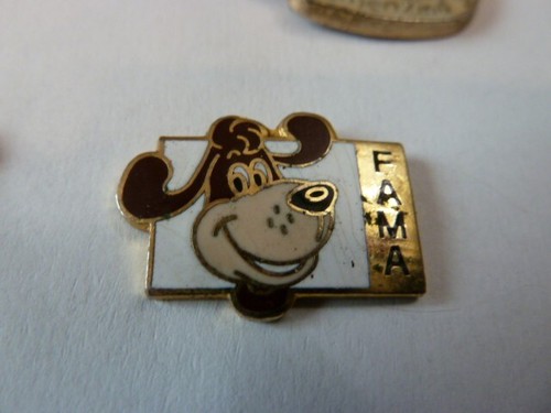 Pin chiens fama - pin's,