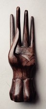 Main en bois sculpté, Indou